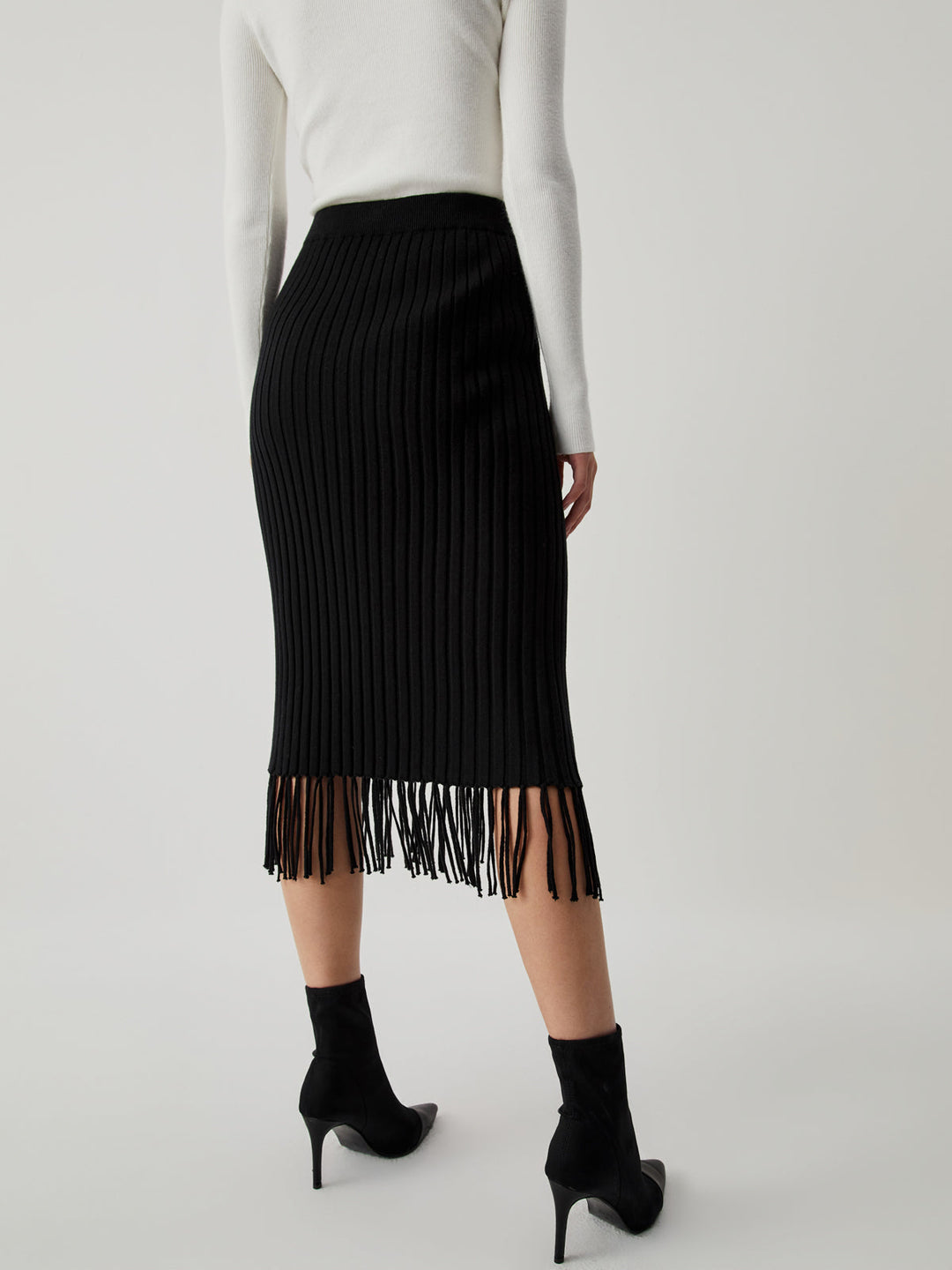 Mila Chic Ribbed Knit Midi Skirt with Tassels